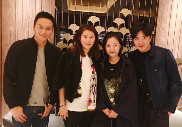 鲍蕾与妹妹鲍莉互晒照片,开启互吹模式,姐妹俩长得太