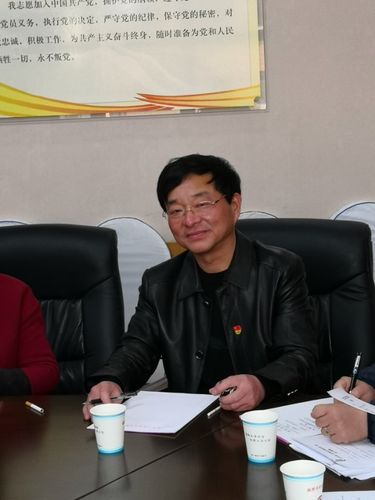 老党员谢明仁同志,吴永伟同志,李春玉同志,孟俊卿同志,认真听取大家