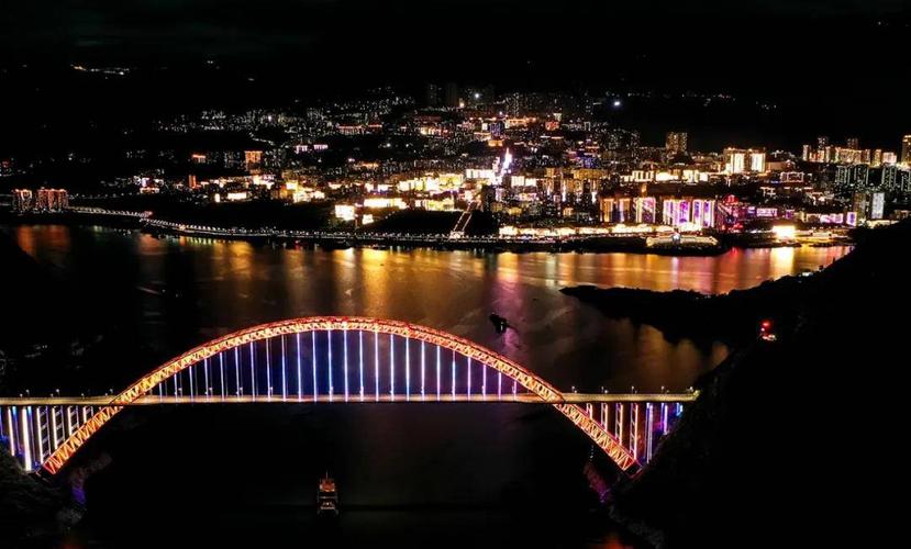 1/ 12 华灯初上,巫山县城成了舞台, 夜空成了背景,美轮美奂的光影