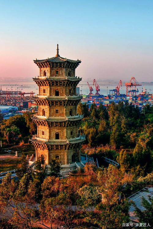 万寿塔,寄寓"锁水口,保平安"的愿望,可直接引领商船通过台湾海峡主