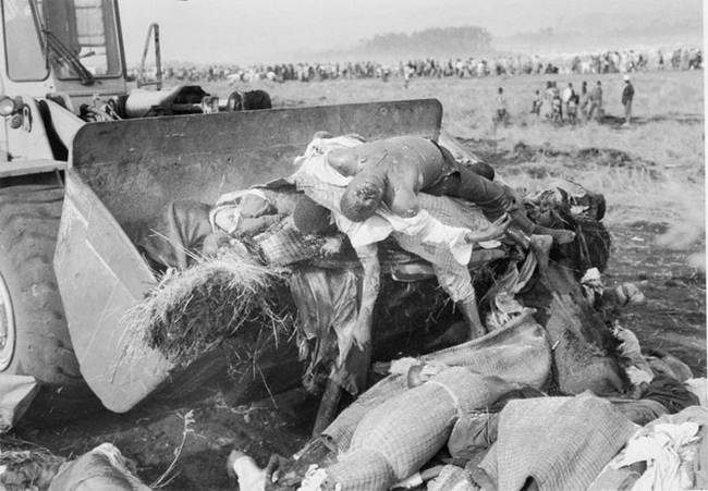 1994年卢旺达大屠杀惨状:女性惨遭性侵(组图)(10)