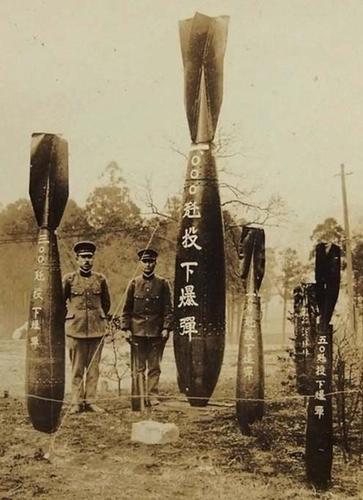 日本军官与研制出的毒气弹合影.