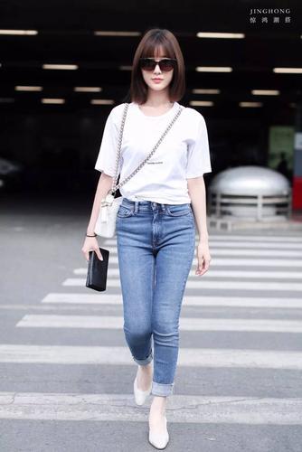 毛晓彤白tee搭配紧身牛仔裤,高跟鞋,穿出知性的感觉,腰部打的结是亮点