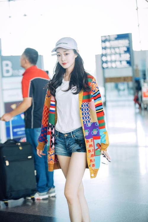 简介:宋轶早秋机场时尚街拍图片,分享一组宋轶图片给大家,图中的明星