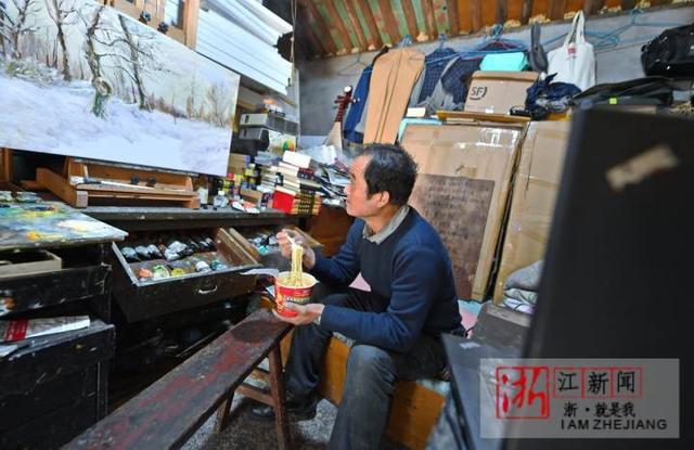 收垃圾的陋室画家位光明拿到了美术家协会的会员证