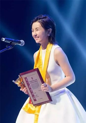 去年,饰演《你好,之华》里"小之华"的角色,张子枫又入围第55届金马奖