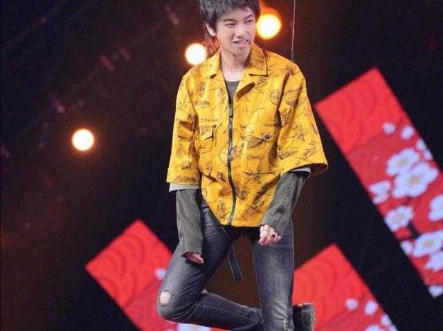 华晨宇节目空中吊威亚,好像飞起来,真是唱歌耍帅全不误!