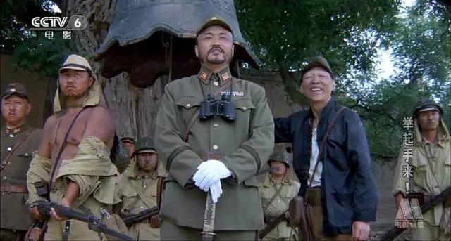 回味经典老电影《举起手来!》:欢笑声外还有国民式的爱国教育