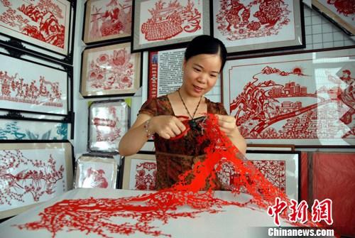 福建剪纸之乡女艺人创作新品迎建党90周年