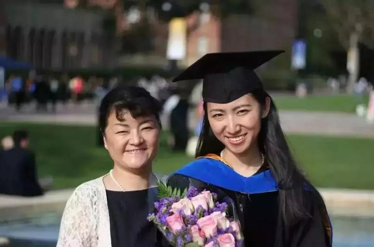 李一诺博士毕业时和妈妈合影