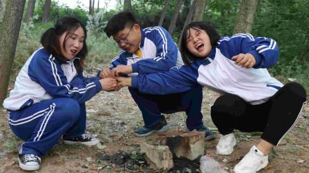 欢欢的童年:欢欢带弟弟偷蒜烤蒜吃,没想吃的满手都是灰,结局太逗了