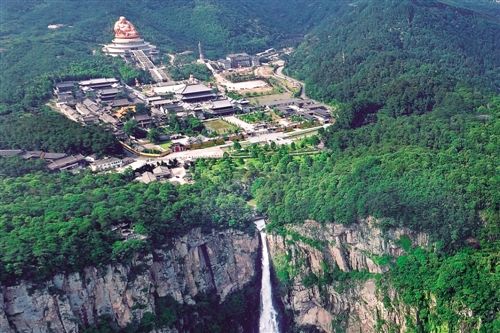  p>雪窦寺,全称雪窦资圣禅寺,位于浙江省奉化市 a href="#" data
