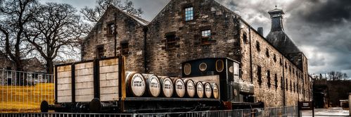 前往aberfeldy小镇的【威士忌百年酒厂】参观,体验独特的苏格兰威士忌