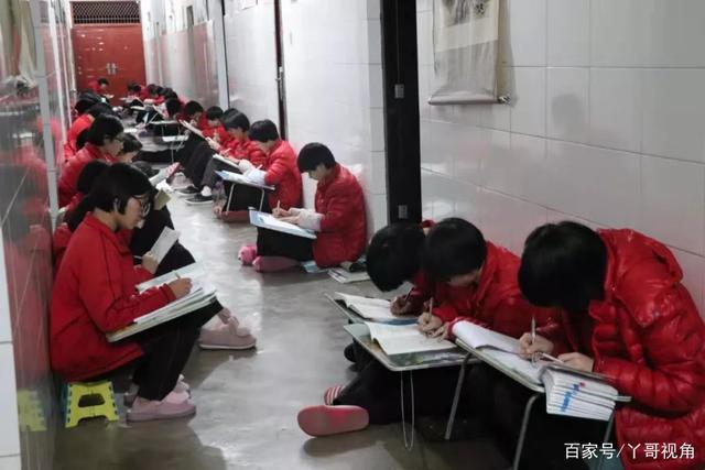 华坪女高的学生们就着走廊的灯光学习