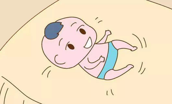 2,宝宝仰卧抬脚时