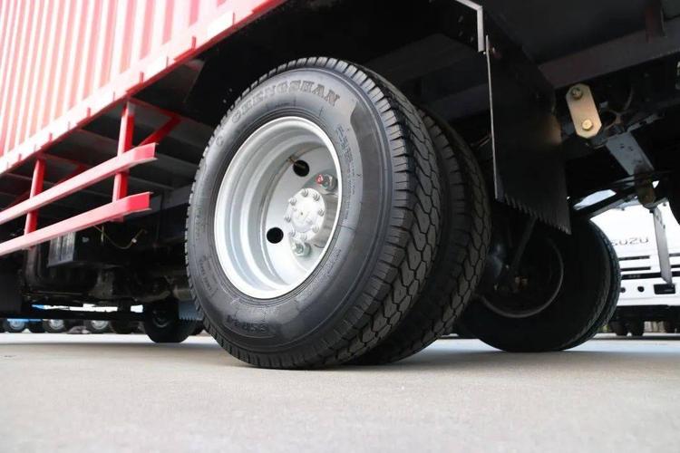 爱车学堂|货车爆胎后 在应急车道内换轮胎被扣3分