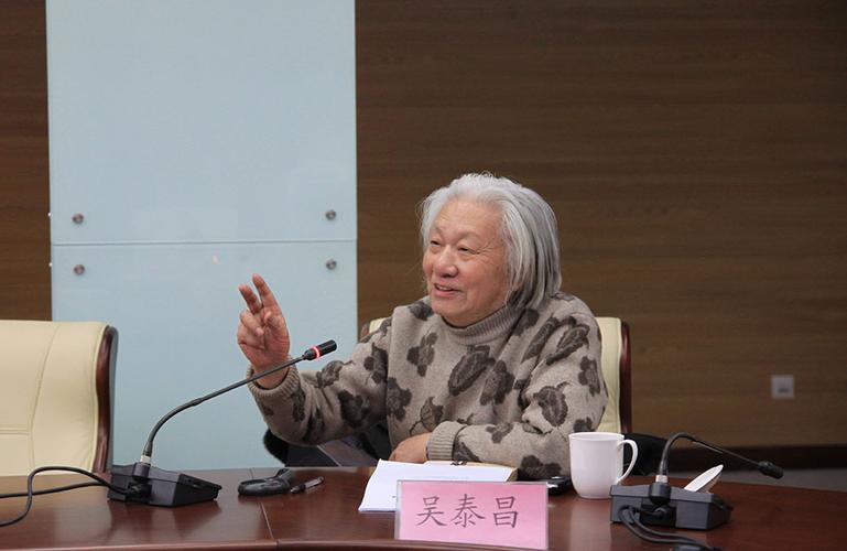 原中国作协创研部主任,著名文学评论家雷达发言 评论家吴泰昌发言