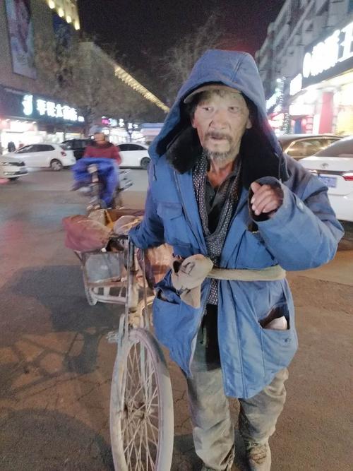 寒风中衣衫褴褛的老人,这样礼貌而又尊严地拒绝了好心