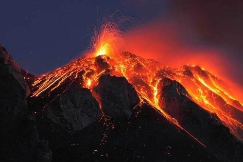 夏威夷火山出现奇景,神秘"丝状物"遍地!网友:火山长头发了?
