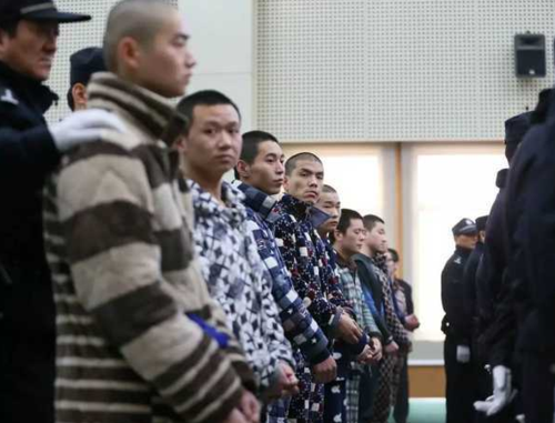 合肥最大涉黑案宣判20名黑社会法庭上演睡衣秀