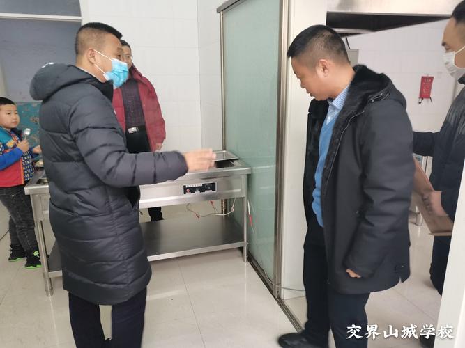阿城区教育局安全科领导莅临交界山城学校检查疫情防控和校园安全工作