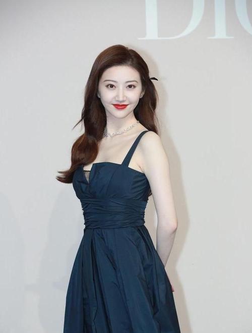 景甜身材高衣品也高级,抹胸束腰深色长裙,纤细腰肢让人羡慕