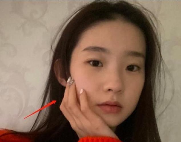 张艺凡"纯素颜"流出,没有十级美颜后,颜值真假很明显