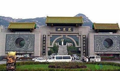 凤城凤凰山第一个大门上的对联是什么!