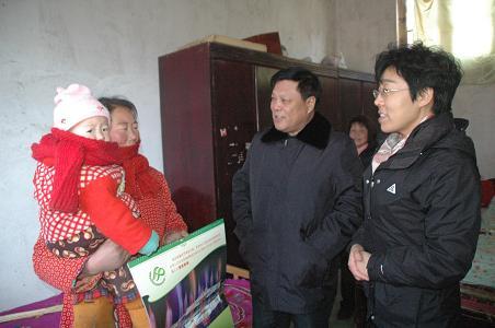 灵宝市四大班子领导慰问计生户