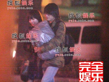 鄢颇做烟雾弹 韩寒金莎热吻似情侣(组图)