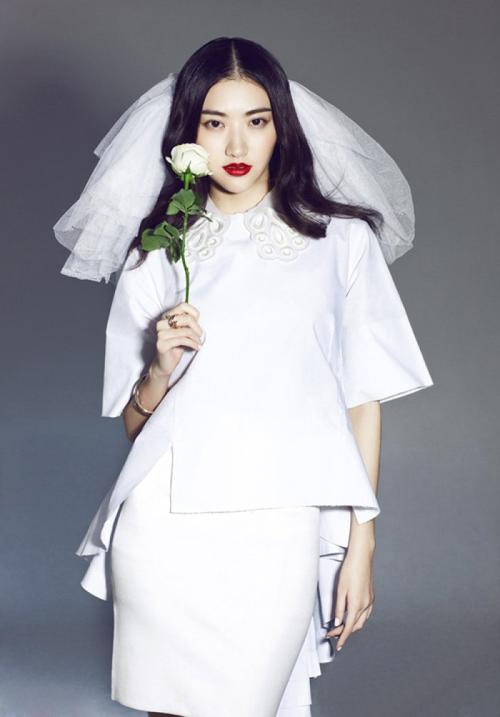 浓重夸张的哥特风格妆容,糅合了奥运元素的着装,让甜美女孩景甜在新一