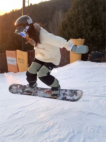 单板滑雪92滑雪的女生很可爱_滑雪_军都山滑雪场攻略_滑雪大本营
