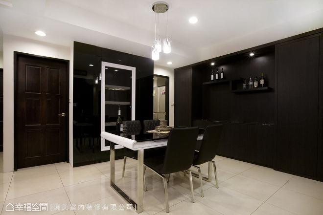 承袭客厅同样风格,以黑镜及白色线板勾勒出稳重大器的用餐气度.