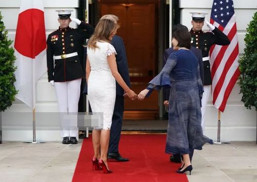 两位第一夫人相遇49岁梅拉尼娅气场强大57岁安倍昭惠则很温柔