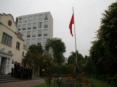 中国驻秘鲁大使馆举行国庆升旗仪式