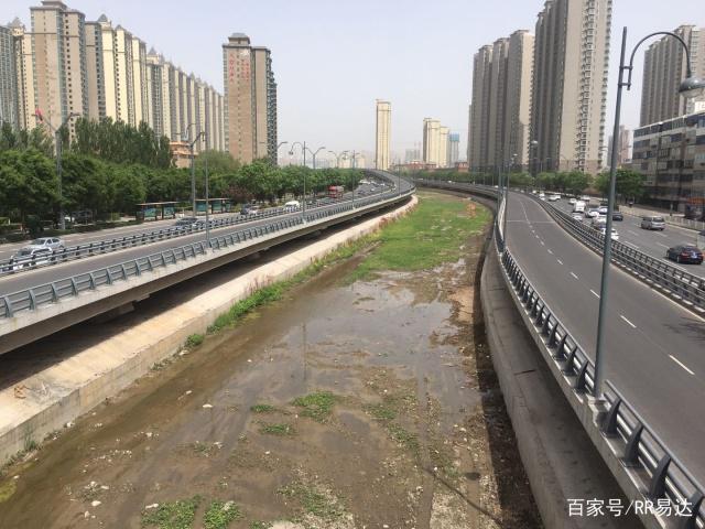 但路过流经太原北城的两条河流北涧河,北沙河时,听到河道里传来了隆隆