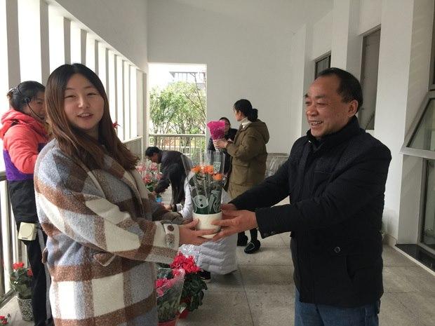 与梅相遇,与美相约----- 清潭中学庆祝三八"国际劳动妇女节