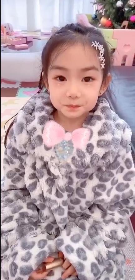 lucky长大了,戚薇晒女儿拜年视频,扎着小辫子,娇俏可爱