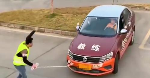 倒车入库学不会,教练车头绑绳子抡胳膊,网友:我咋没摊