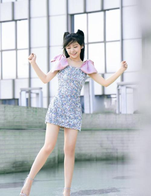 有种透光腿叫赖美云当她踩上15厘米高跷轻松赚足眼球