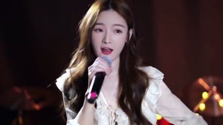最近就有这样一位上叫"戴羽彤"女孩火了,因为长相甜妹,唱歌好听而走红