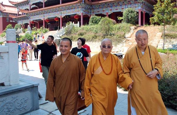 香港佛教僧伽联合会会长绍根长老一行到开福寺参访