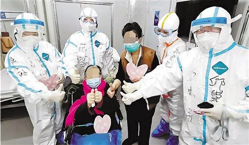 98岁新冠肺炎危重症患者从雷神山医院出院