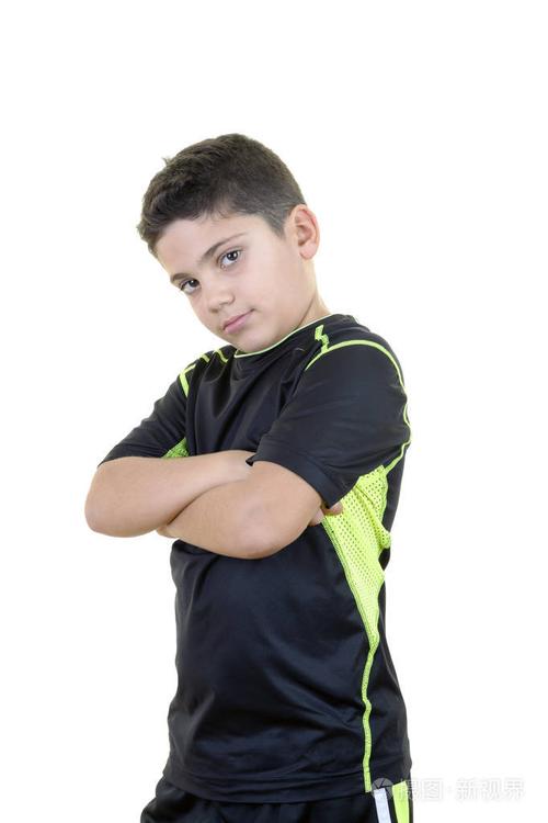 小男孩在白色背景面前摆出自信的姿势,展示了他的力量