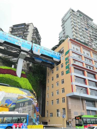 重庆游(五)——洪崖洞夜间灯光秀,李子坝轻轨穿楼过"网红车站".