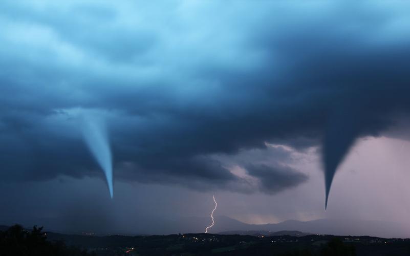 天空中的龙卷风与闪电图片