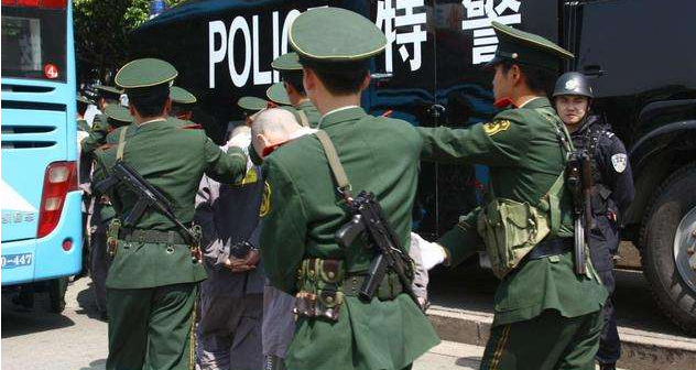 犯人被执行死刑时,旁边停着的救护车是干什么的?不是为了救人