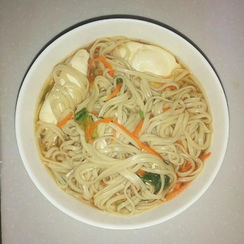 我放的是生菜和胡萝卜,还卧了两个鸡蛋,没有完全照着菜谱来哈哈