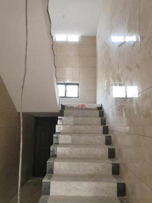 楼梯踏步及墙地砖铺贴完成