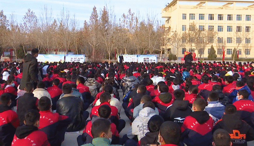 麦盖提县第一中学学生热依拉·乌拉木说:"通过今天的宣讲,以后我会
